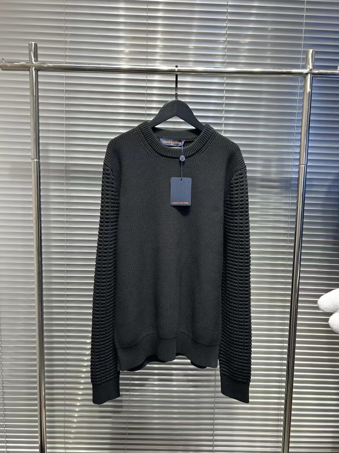 Lv nigo经典爆款背后刺绣字母黑色毛衣/m码/工价9100/全新