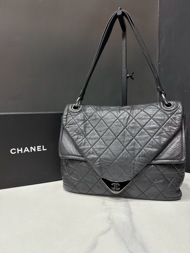 95新  街角/香奈儿锡器灰信封翻盖单肩包11开31cm/JJ3121705