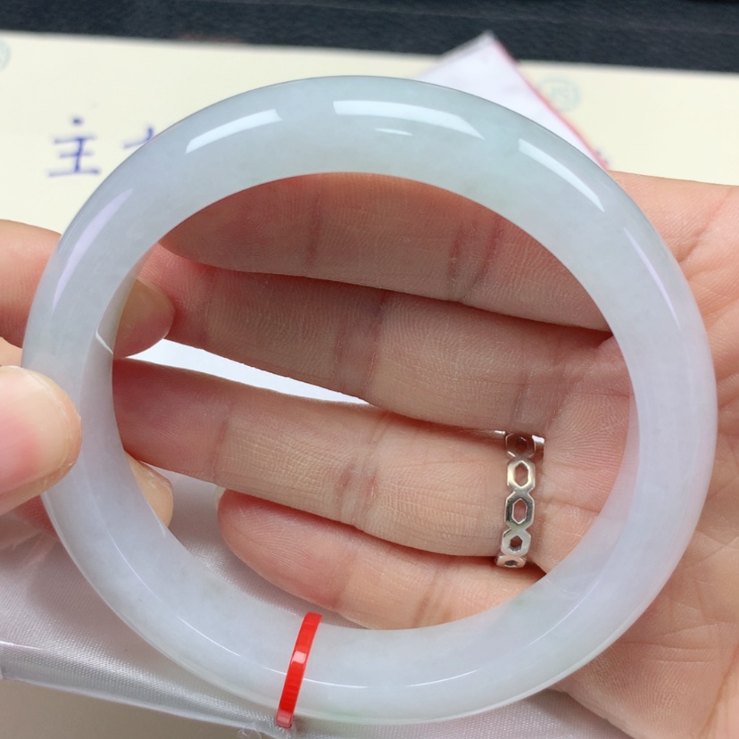 【闪购商品】翡翠手镯未镶嵌郝**?