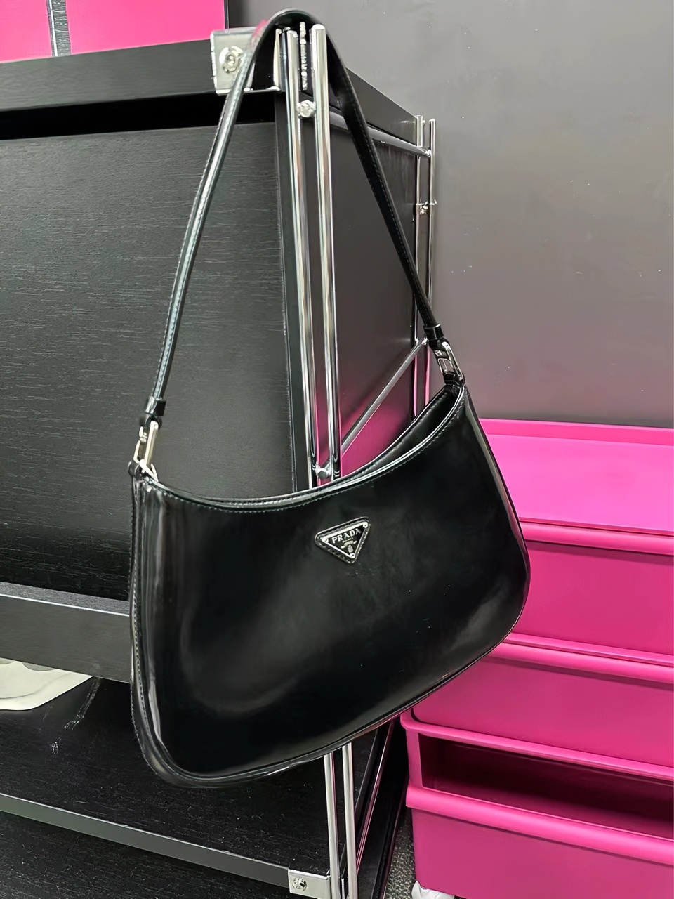 95新 Prada/普拉达 CS4412/ 黑银亮面皮革cleohobo