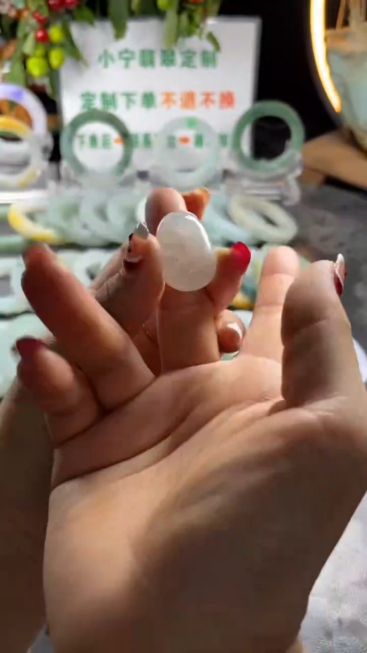 【闪购商品】翡翠颈饰未镶嵌如意