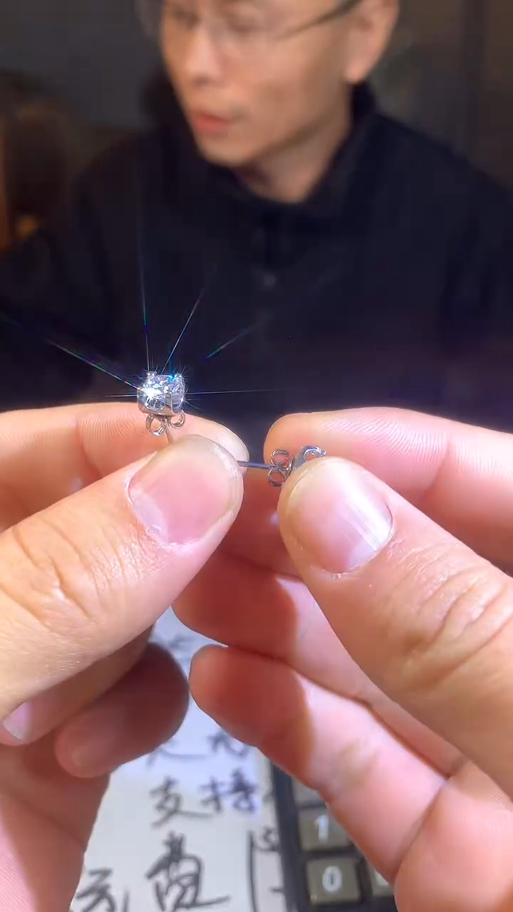 【闪购商品】南非牛头耳钉0.5ct