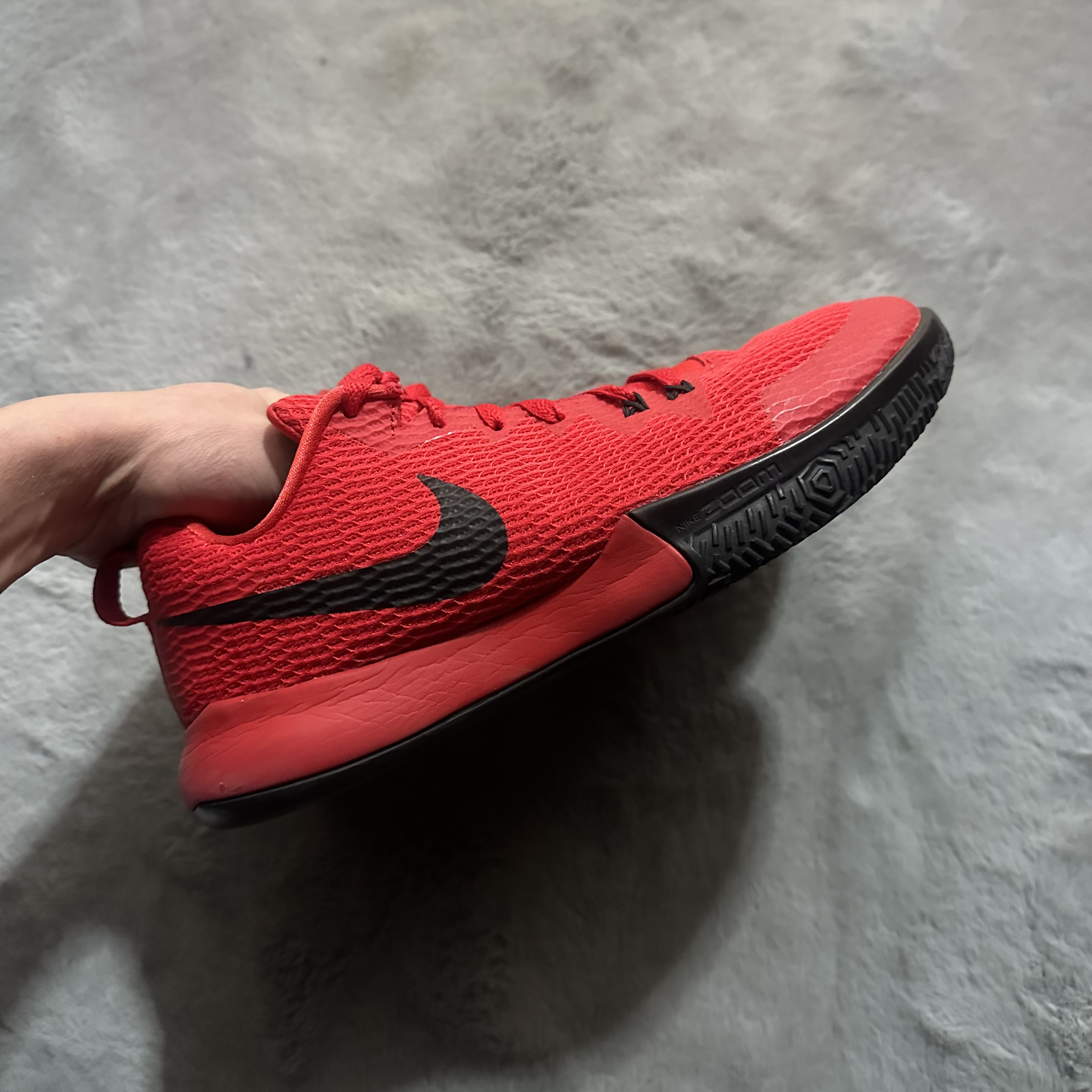 43码 Nike zoomlive黑红 90新 鞋底磨损小 鞋面新 红 中古篮球鞋