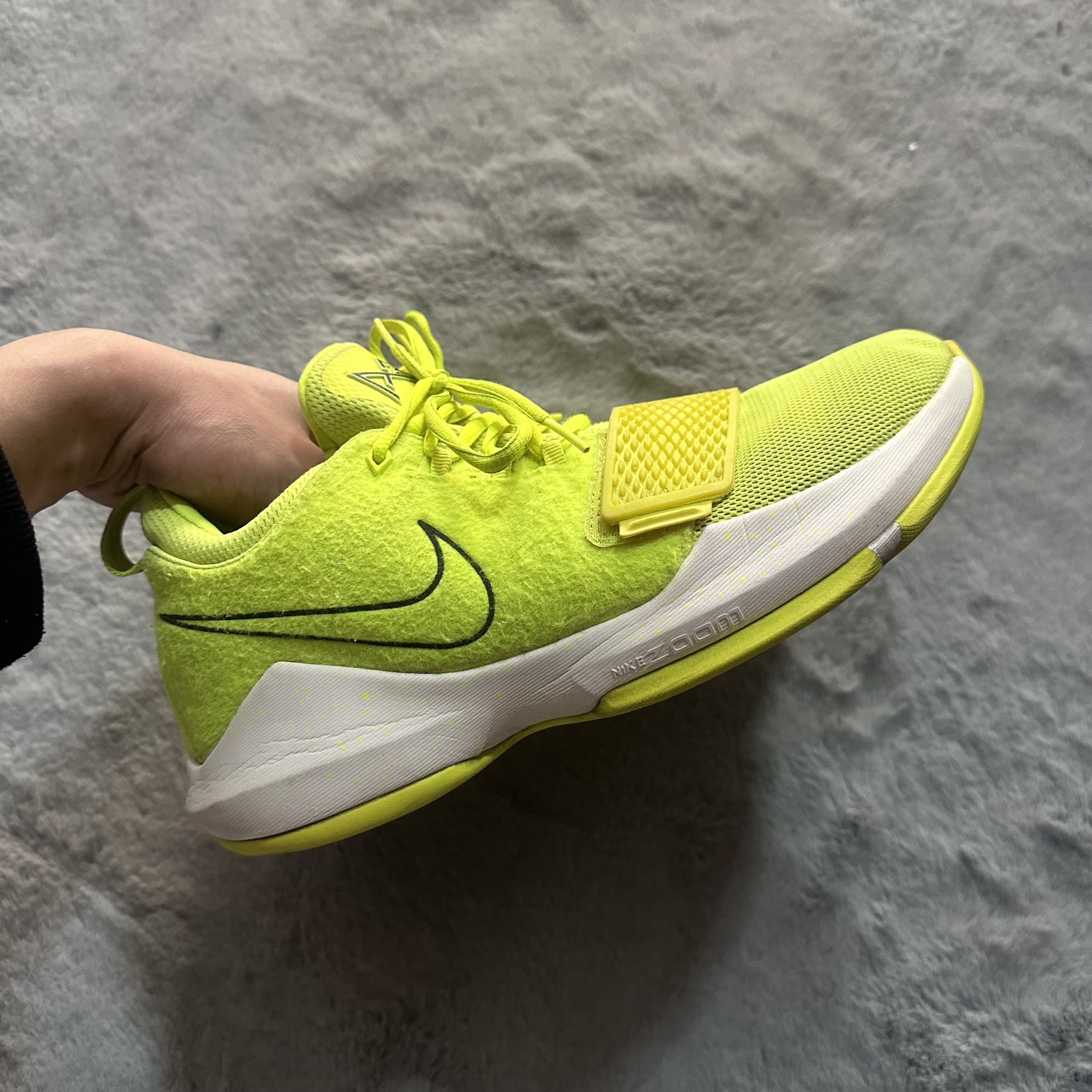 42.5码 Nike pg1荧光绿 90新 鞋底磨损小 鞋面新 气垫 中古篮球鞋