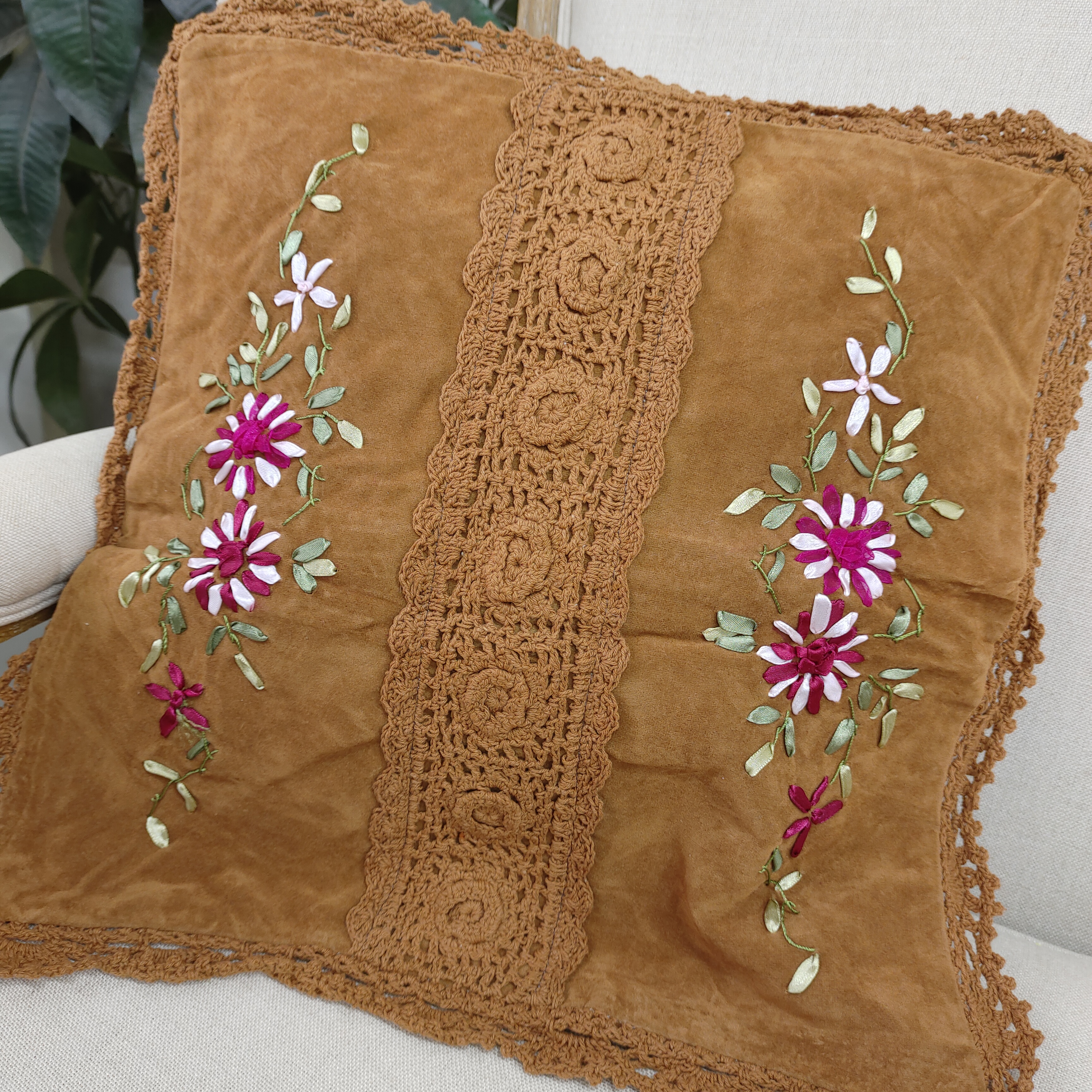 M320  钩针丝带绣粉花绒布棕色靠垫套38cm一对