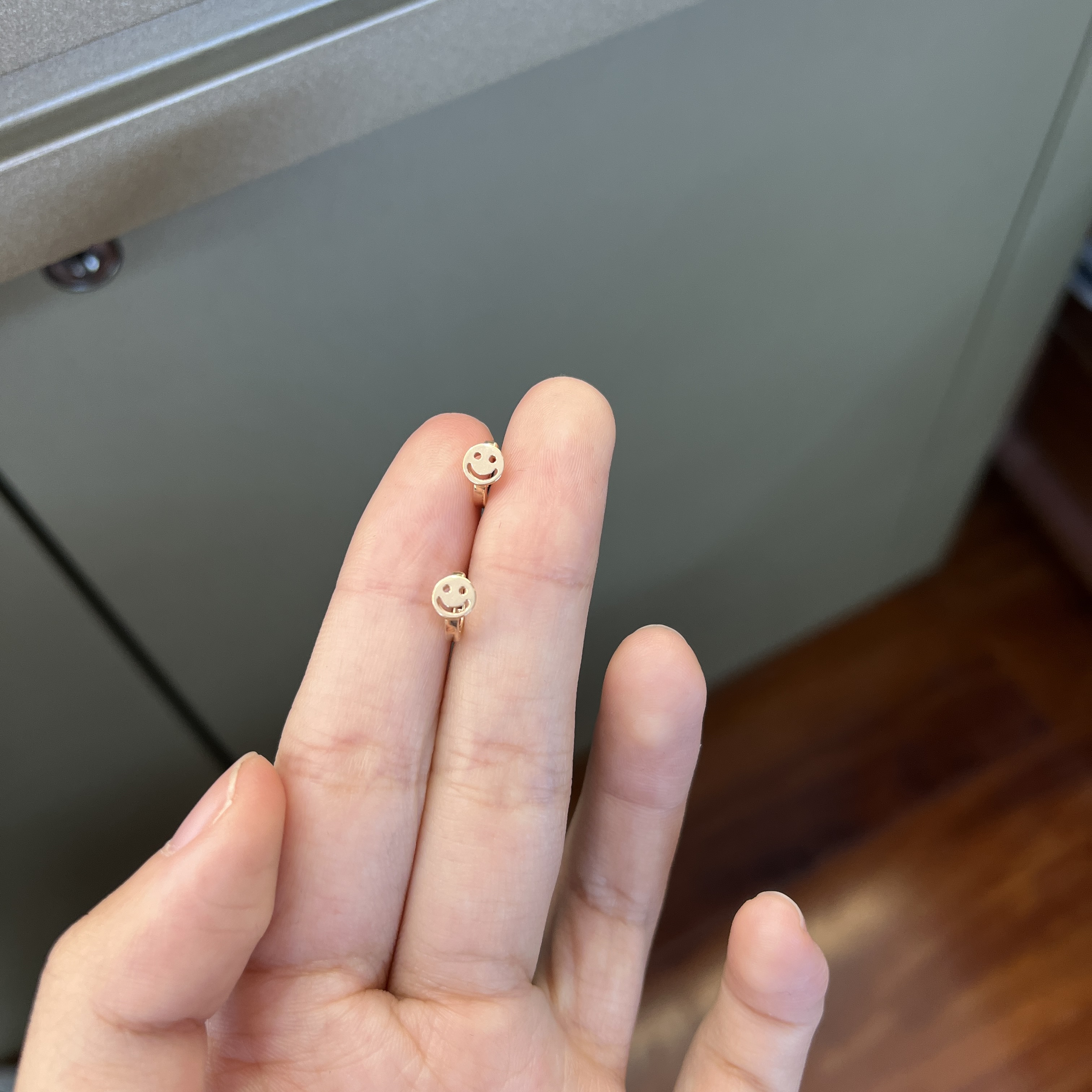 御典金翠缘18K彩金耳骨笑脸小耳圈