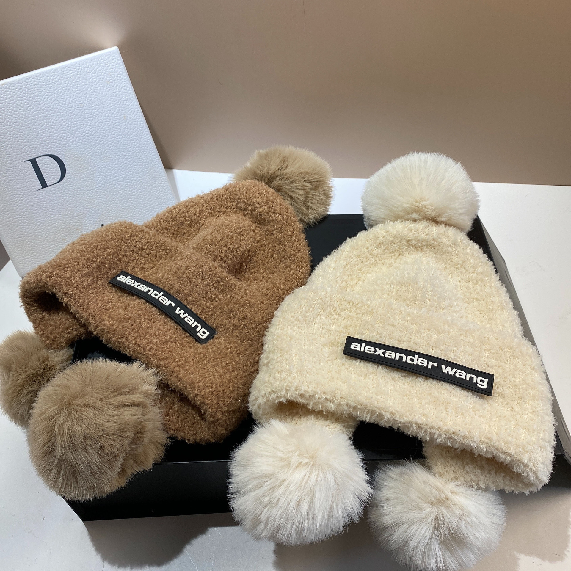 欧美大王羊羔绒护耳帽时尚可爱毛球保暖显脸小针织帽WANG套头帽女