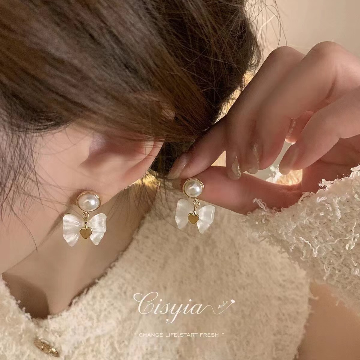 925银耳饰 S925银针韩国白色琉璃蝴蝶结珠珠精致小众高级设计感气
