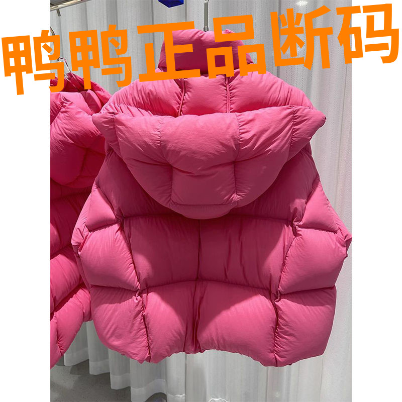 鸭鸭欧货玫红色羽绒服女短款面包服轻奢设计感2023年秋冬季小众外