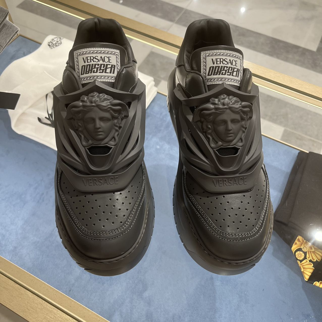全新未使用 Versace/范思哲 凡凡欧奢男士飞船鞋深灰色