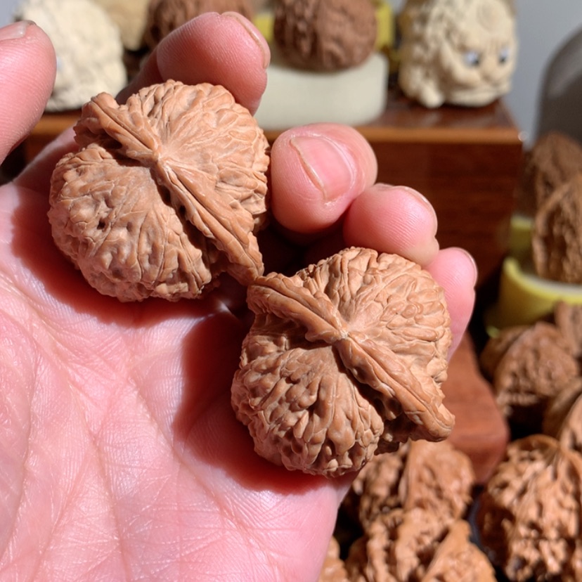 【闪购商品】桃核把件派****兜白狮子