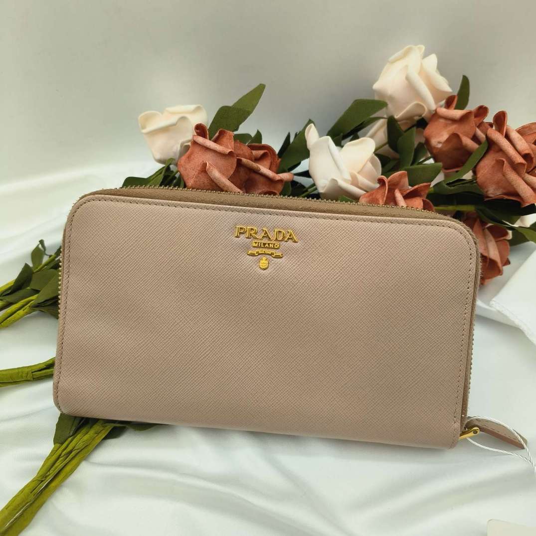 95新 Prada/普拉达 奶茶色钱包645 4376