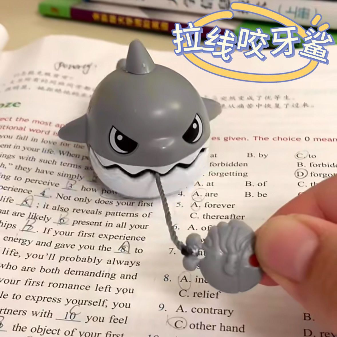 拉线咬牙灰色小鲨鱼卡通随身挂件送朋友可爱玩具搞怪钥匙扣圈