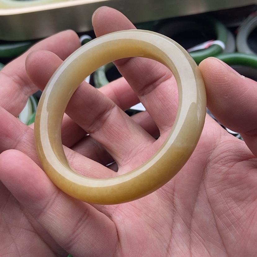 【闪购商品】和田玉34号浅糖手镯55mm未镶嵌R***。
