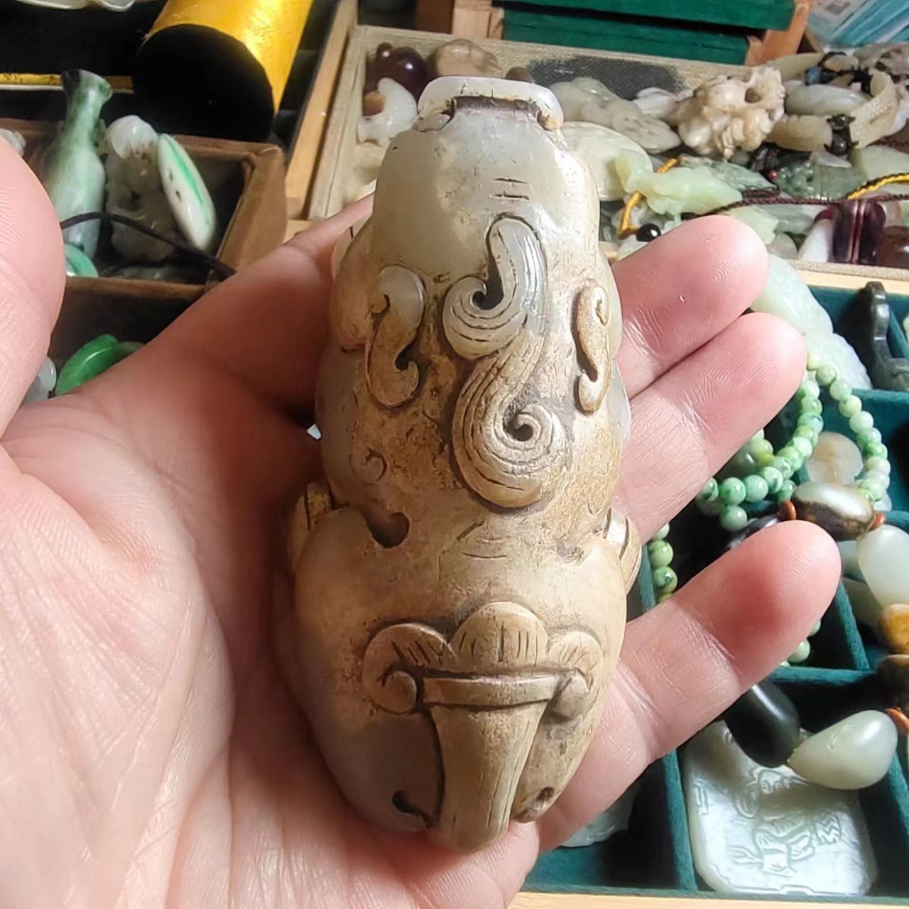 和田玉狮子雕刻玉把件