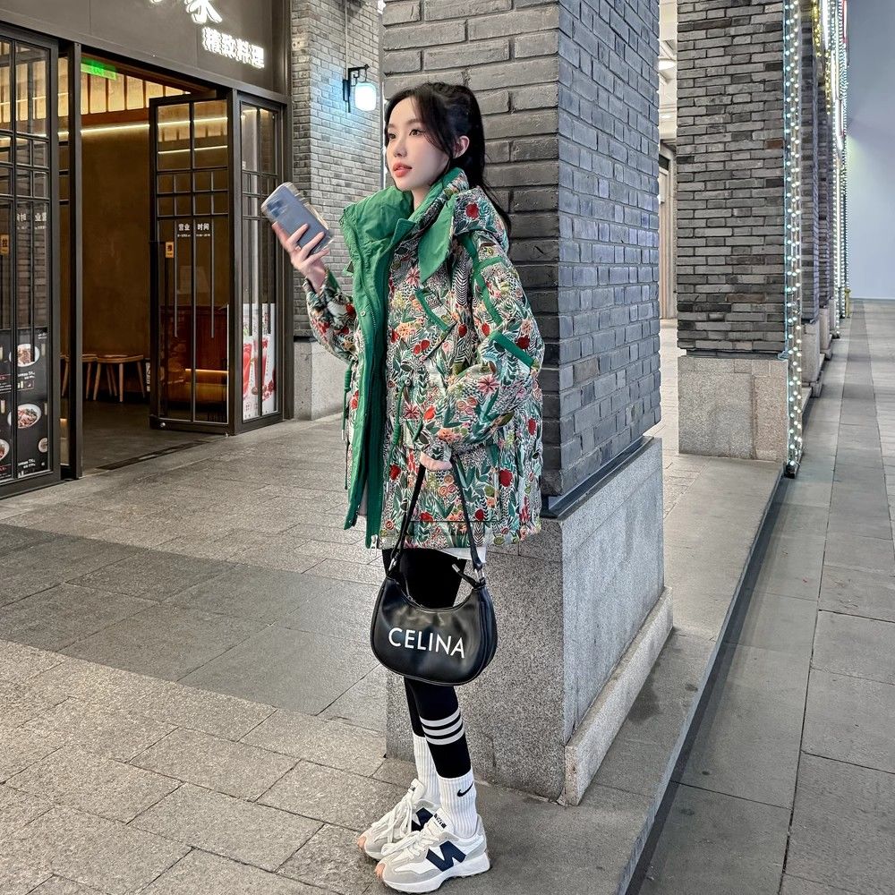 鸭鸭时尚短款绣花欧货服2023冬季新款加厚保暖绿色外套