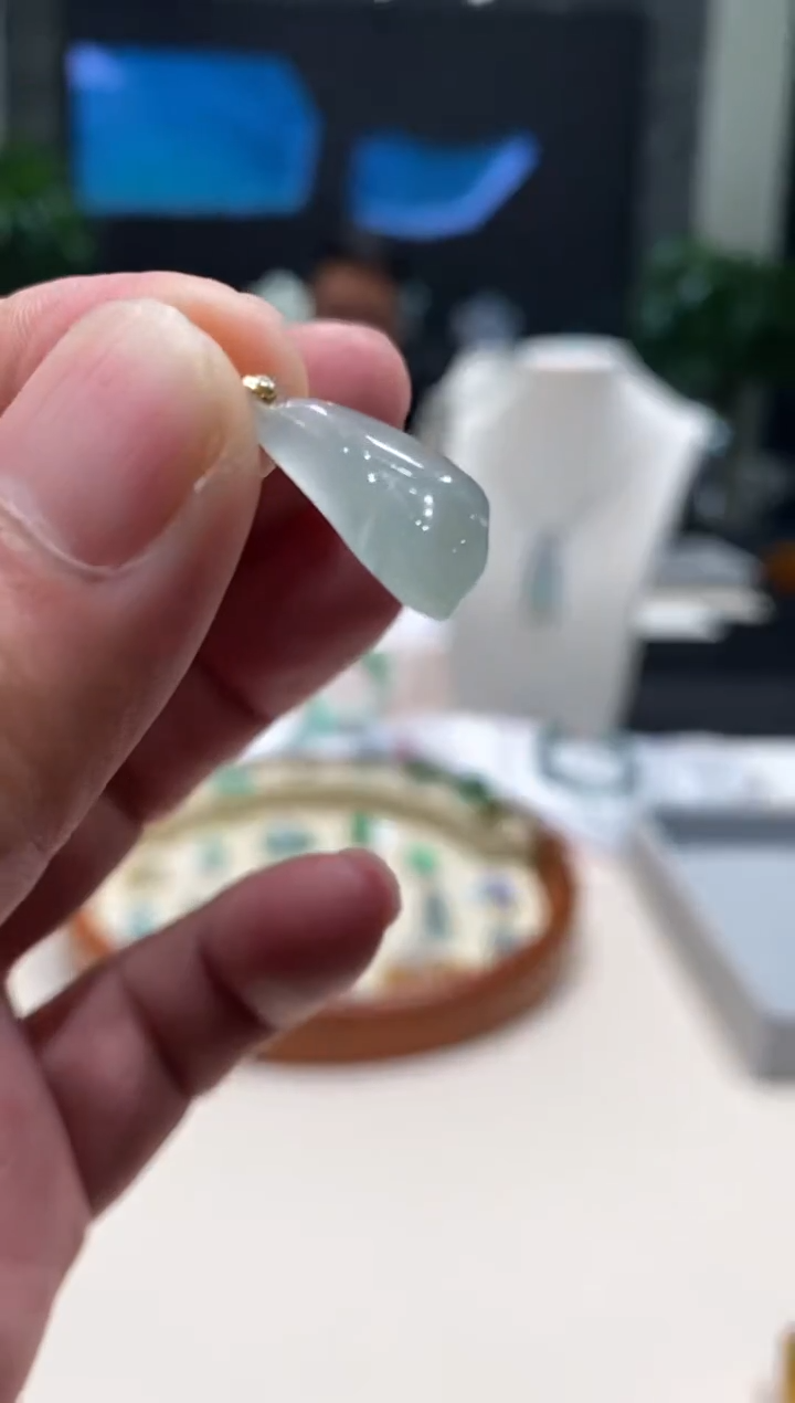 【闪购商品】翡翠颈饰18K金镶嵌玉兰花