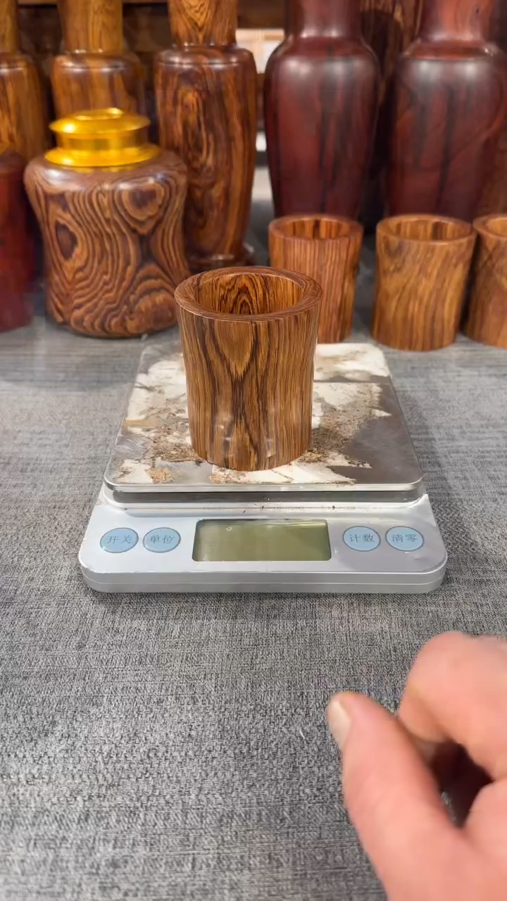 【闪购商品】黄花梨根雕笔筒