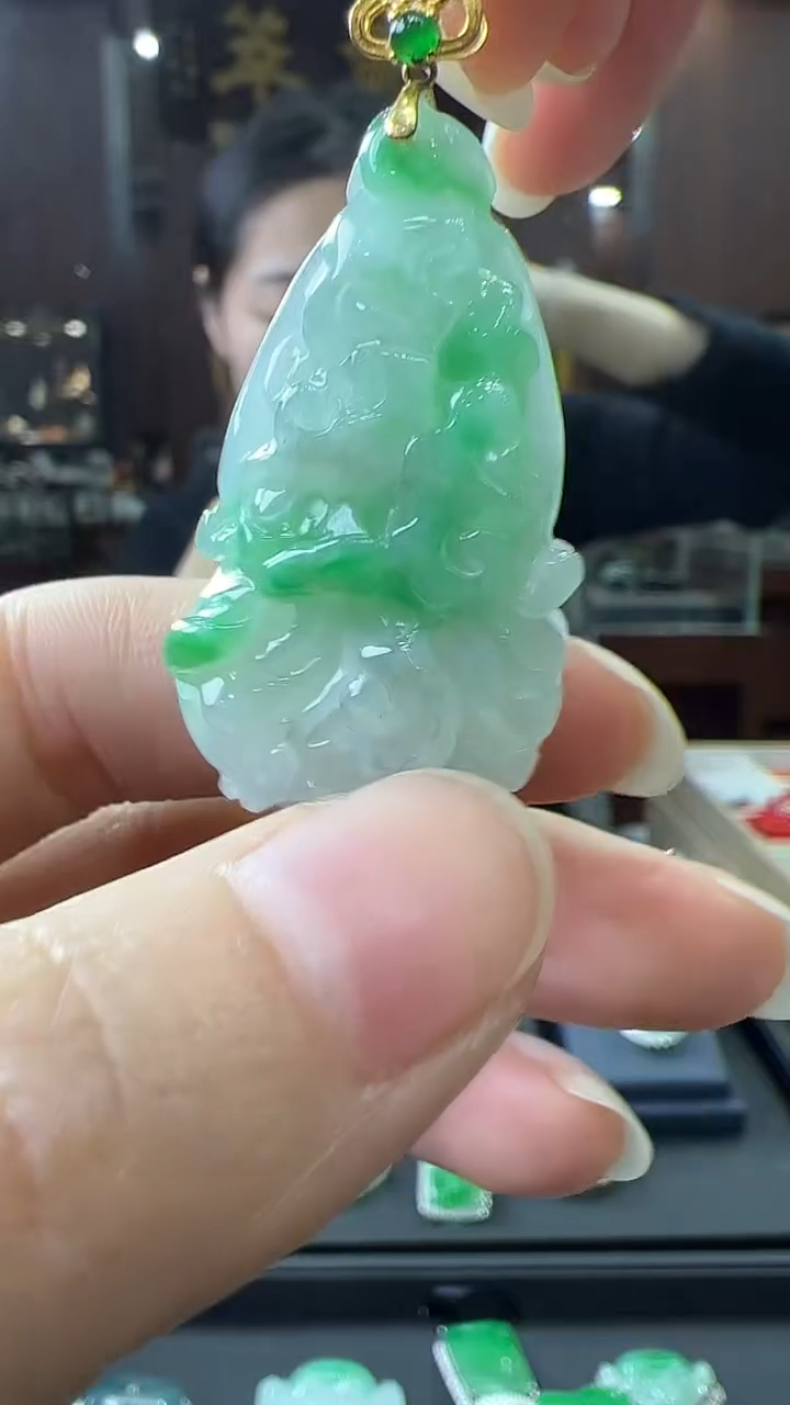 【闪购商品】翡翠颈饰18K金镶嵌白菜