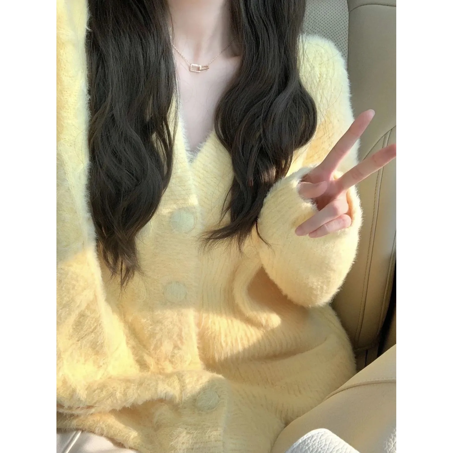 秋冬新款绒绒小鸡仔开衫奶黄色领氛围感软糯宽松女慵懒风毛衣