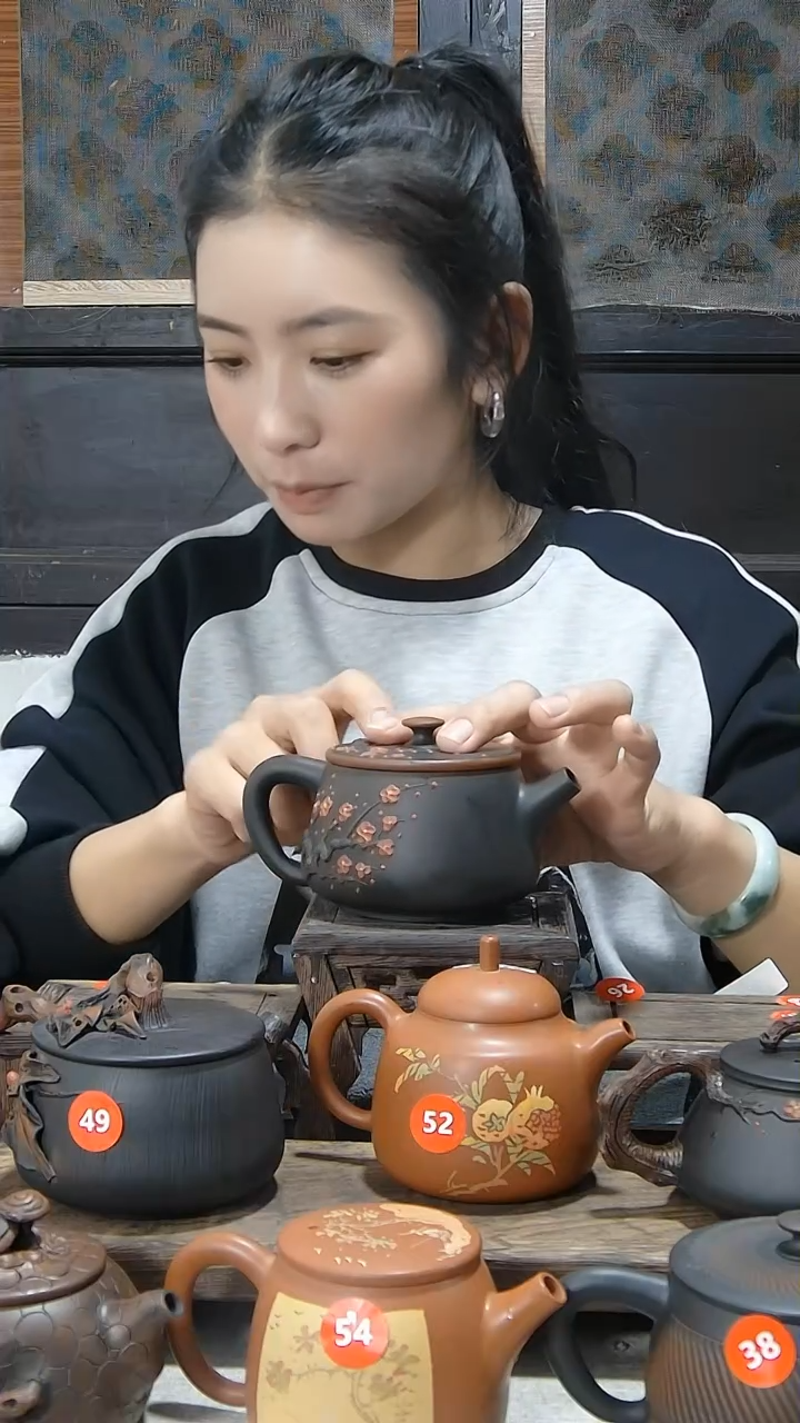 【闪购商品】陶瓷金腰带红梅花宽口壶