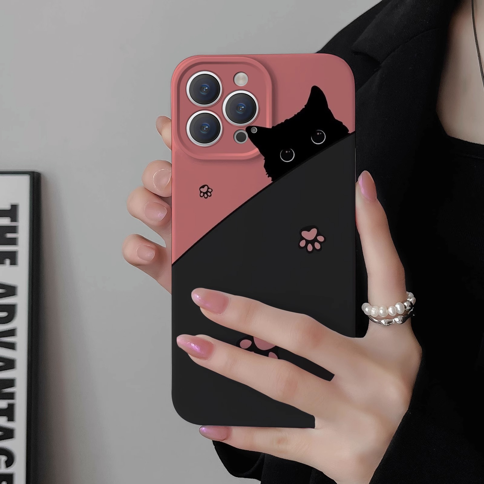 黑色猫咪适用iPhone15Promax苹果14手机壳13新款彩绘躲猫猫xs个性