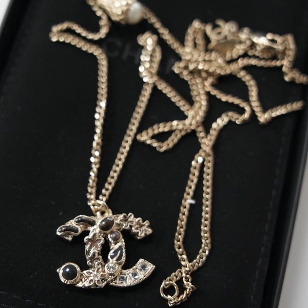 CHANEL双C彩釉吊坠小项链