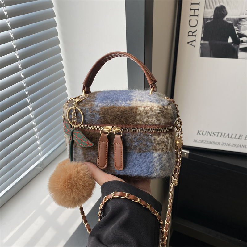 格子毛呢包包女2024秋冬新款小众设计感单肩小方包迷你斜挎水桶包