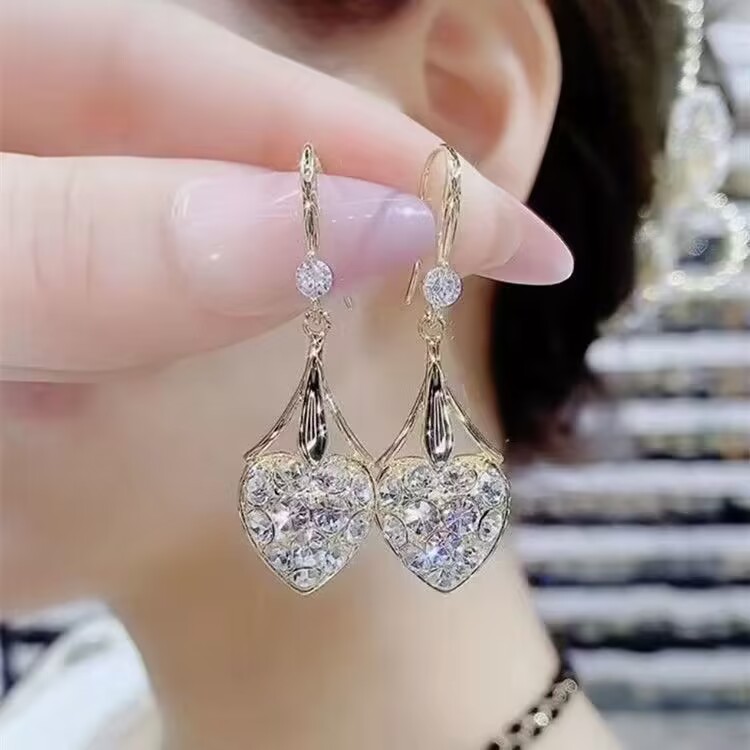 铜合金耳饰 小众设计感满钻爱心耳环女2023新款轻奢气质耳钩时尚