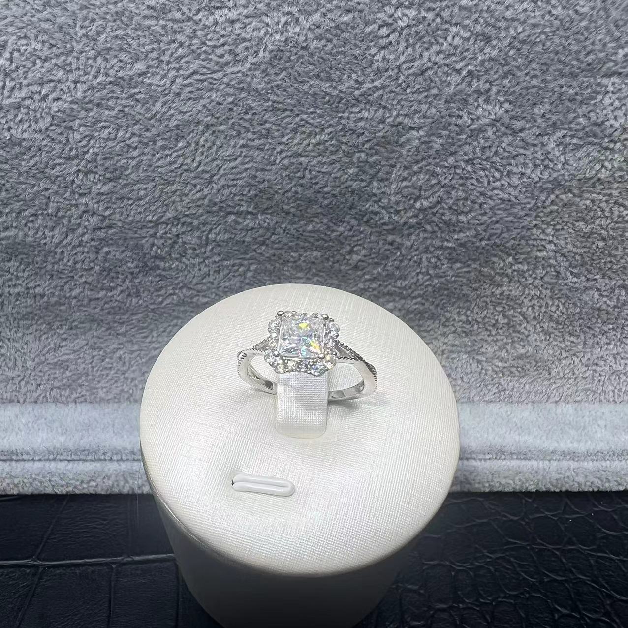 带礼品包装戒指 星轨公主方戒指1ct1克拉·H