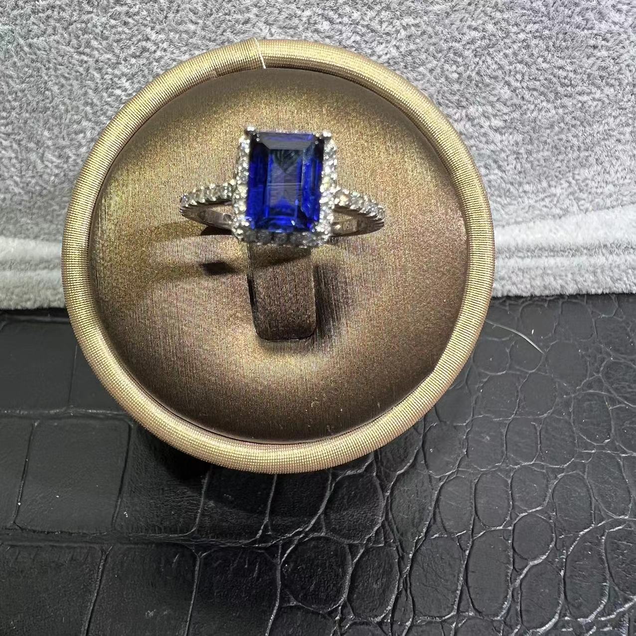 带包装微镶蓝宝祖母切戒指2ct.H