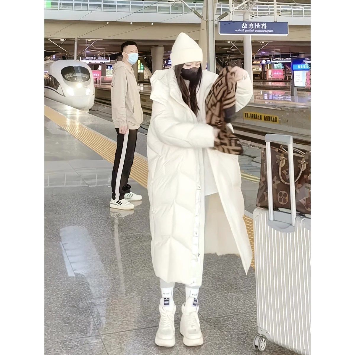 冬季白色过膝长款羽绒羽绒服女2023冬装时尚设计师款连帽拉链面