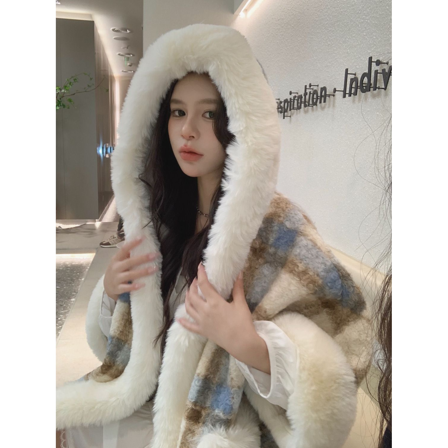 加绒加厚保暖格子披肩外套女秋冬新款大毛领连帽毛呢开衫披风斗篷