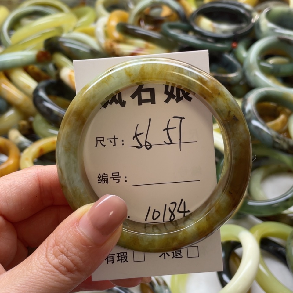 【闪购商品】蛇纹石玉手镯未镶嵌白***尽