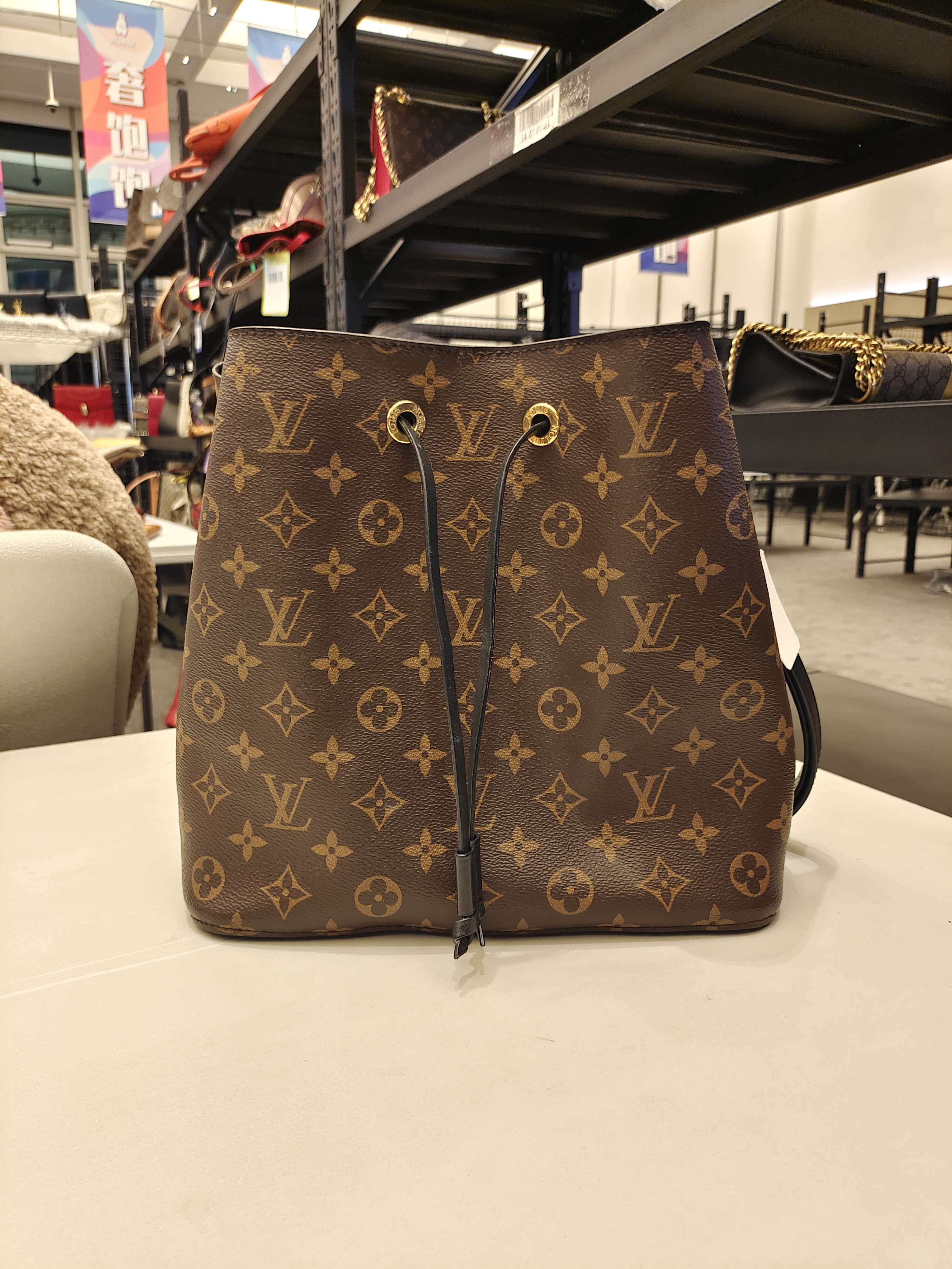 95新 LouisVuitton/路易威登 LV 老花款黑桶斜挎包 K02334