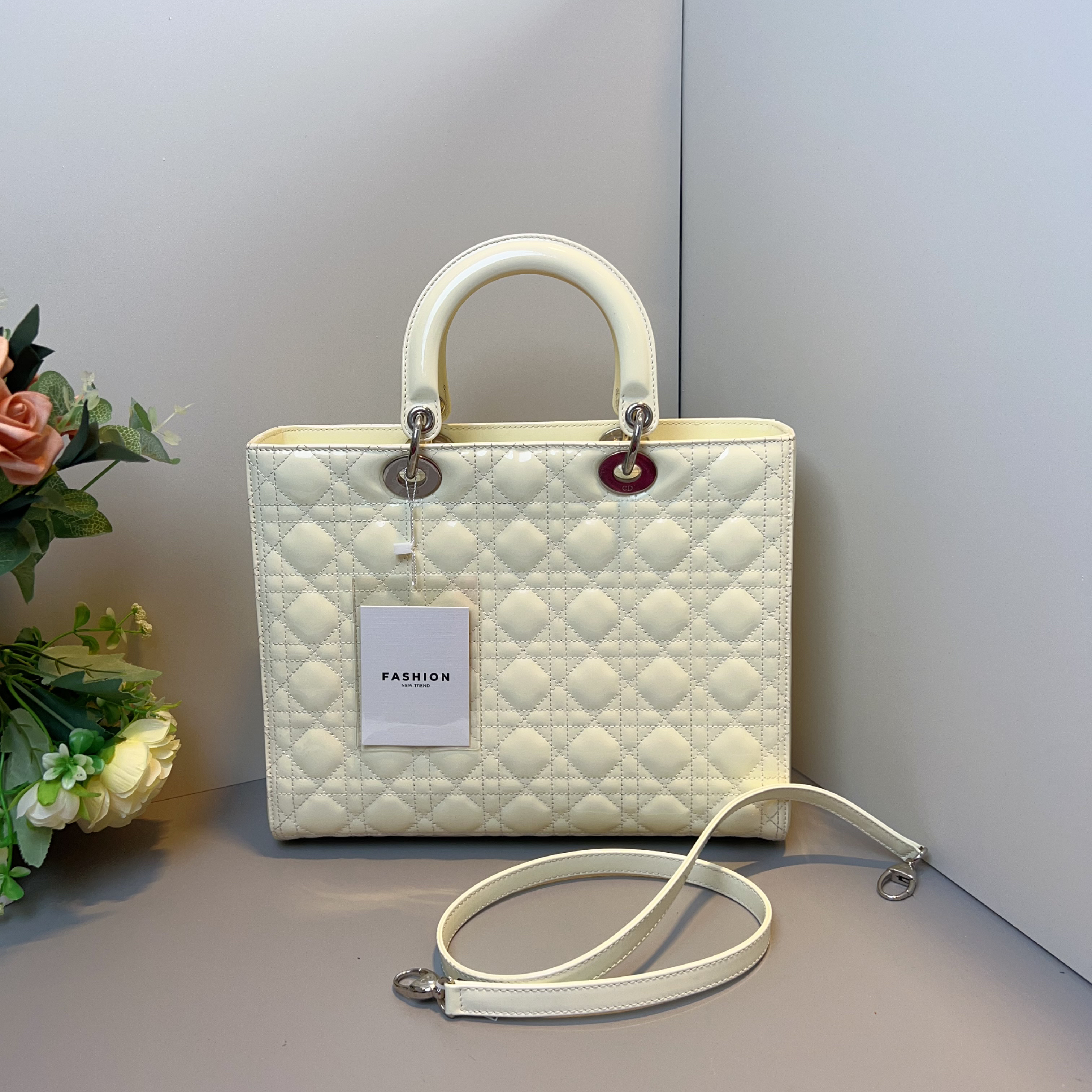 95新 Dior/迪奥 迪奥戴妃七格漆皮米白色 k02722