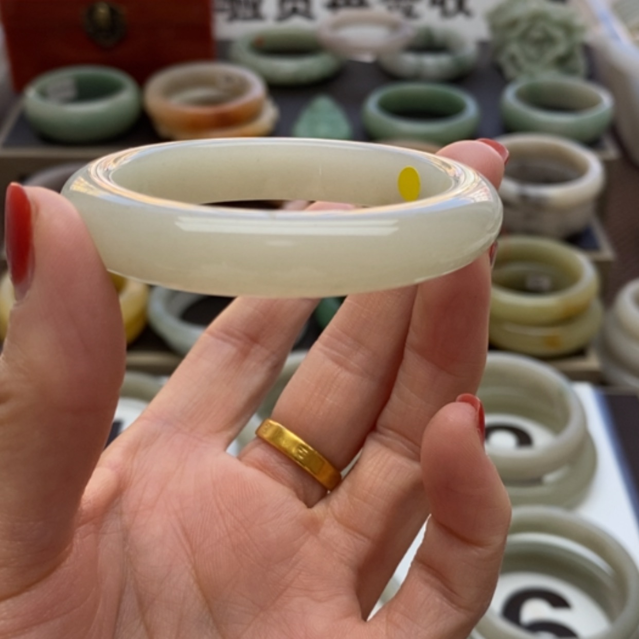 【闪购商品】石英质玉手镯未镶嵌小*人50