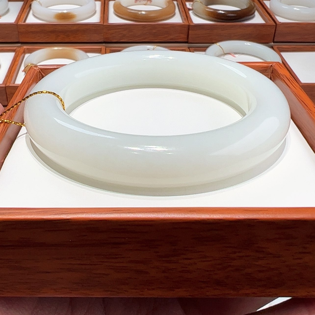 【闪购商品】和田玉手镯56 57 定金10000未镶嵌六**汁