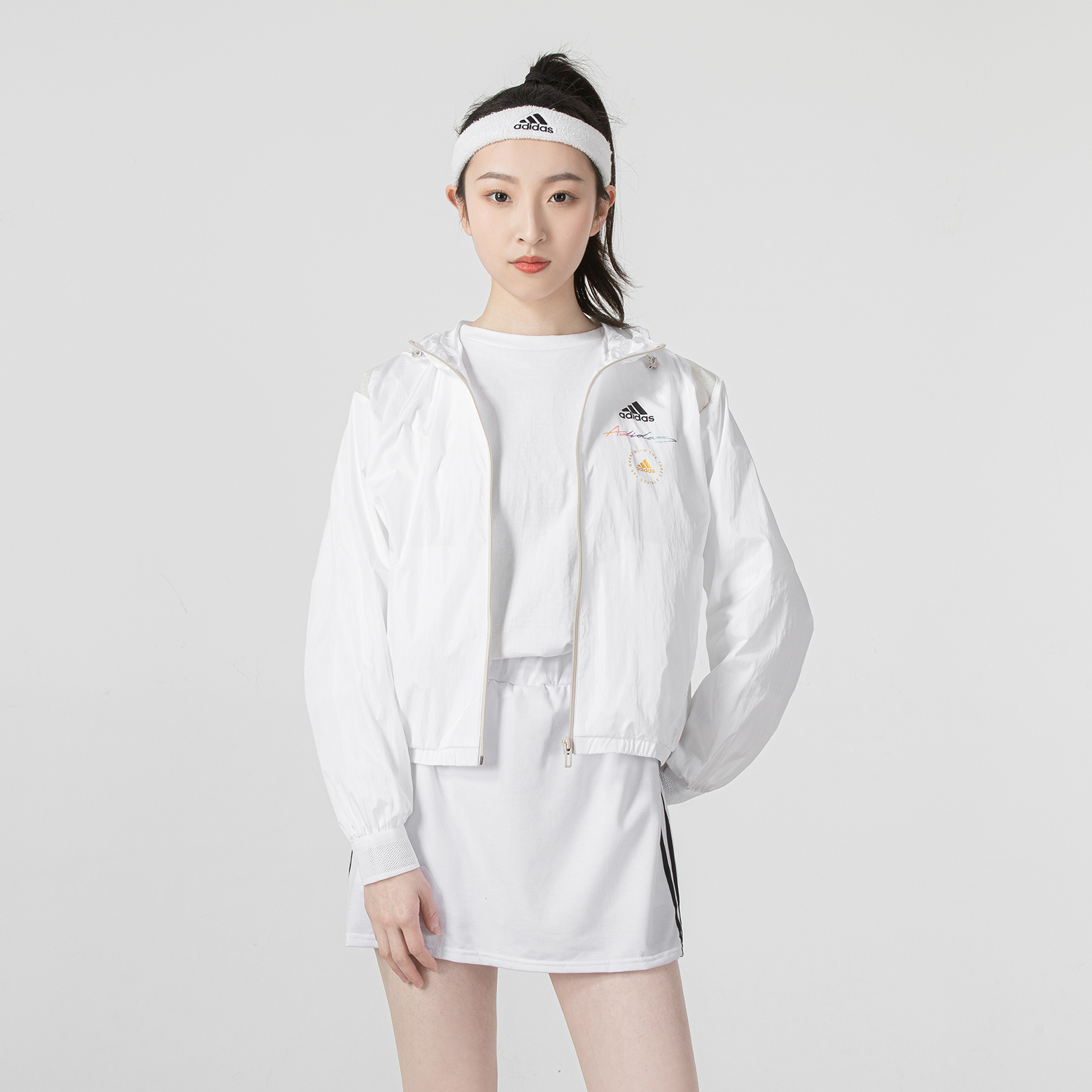 阿迪达斯外套女2023秋季新款连帽梭织运动上衣白色休闲夹克HE9959