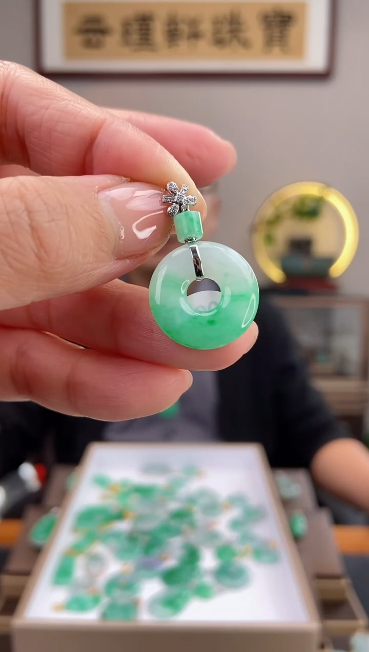 【闪购商品】翡翠吊坠(赠链)18K金镶嵌甜甜圈