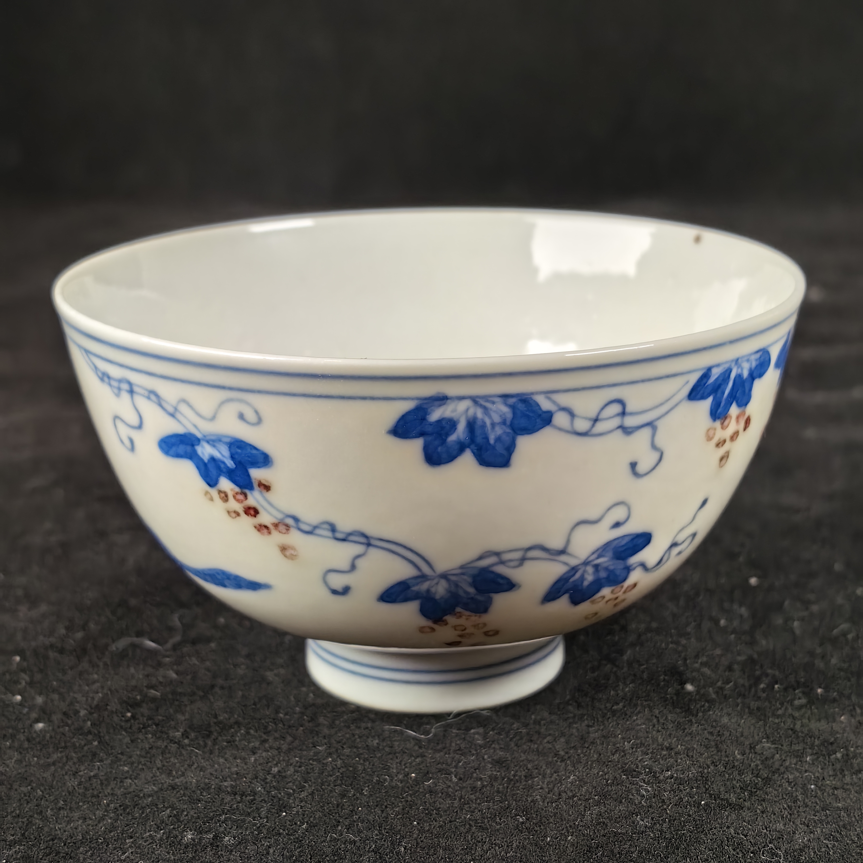 青花釉里红松鼠葡萄纹杯