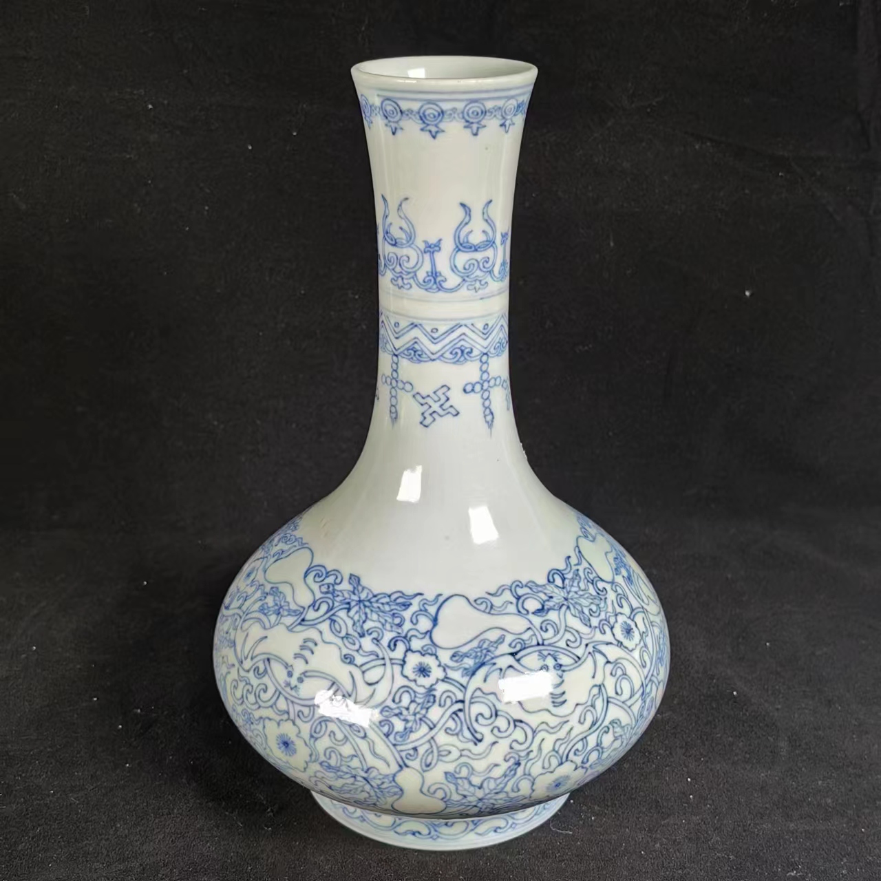 青花铁线描勾莲纹赏瓶