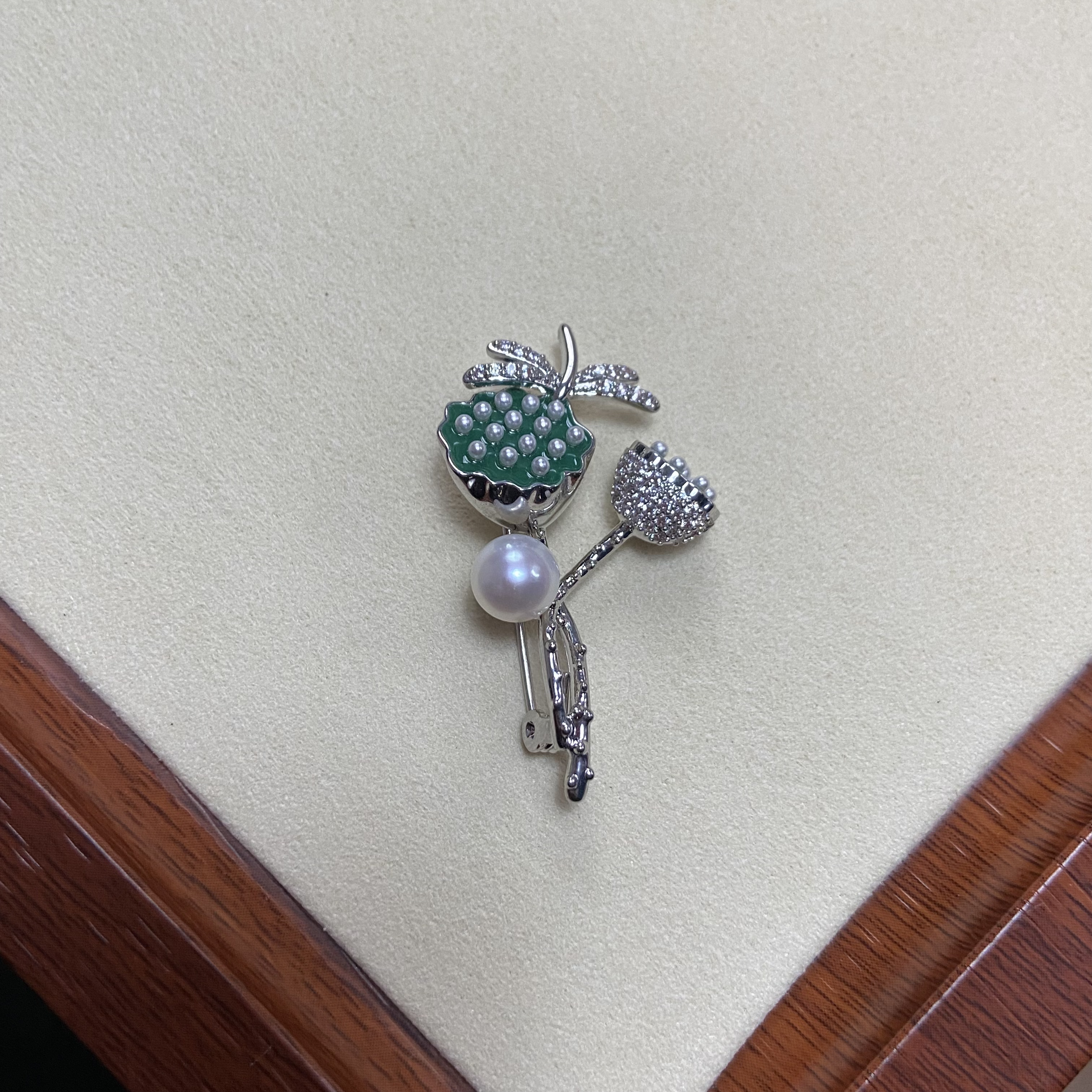 清水荷叶莲蓬胸针饰