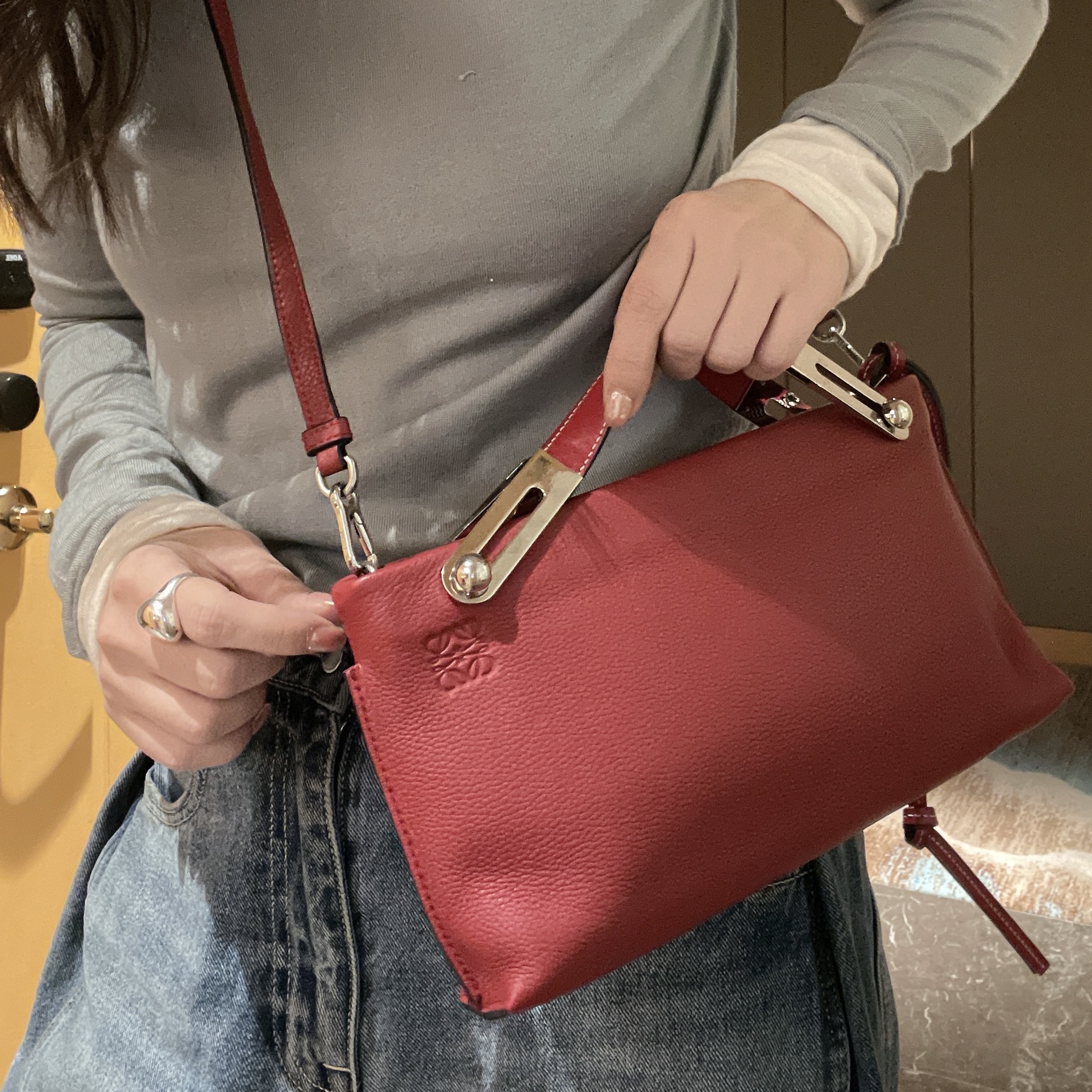 95新 LOEWE/罗意威 红色银扣单肩斜挎包