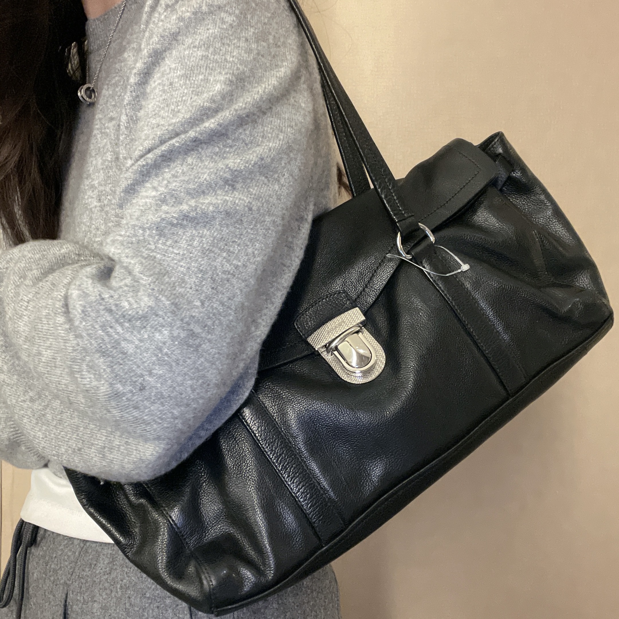 95新 Prada/普拉达 黑色银扣单肩腋下包