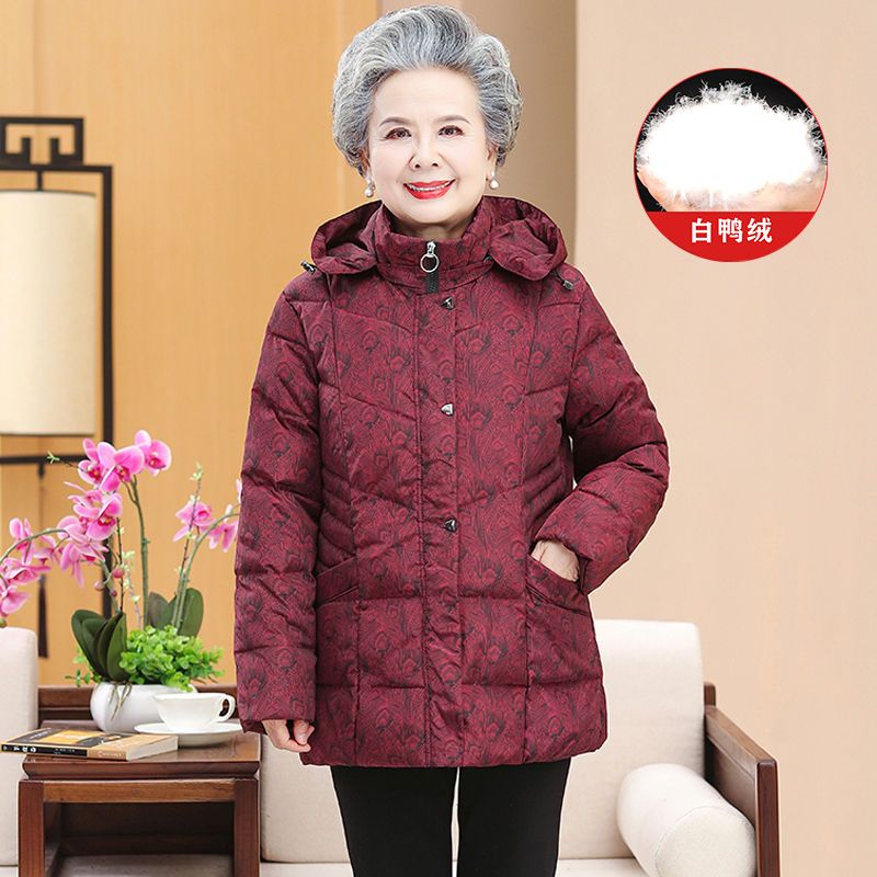 雪中飞中老年人羽绒服女短款60岁宽松妈妈加厚冬装太太老人衣服奶