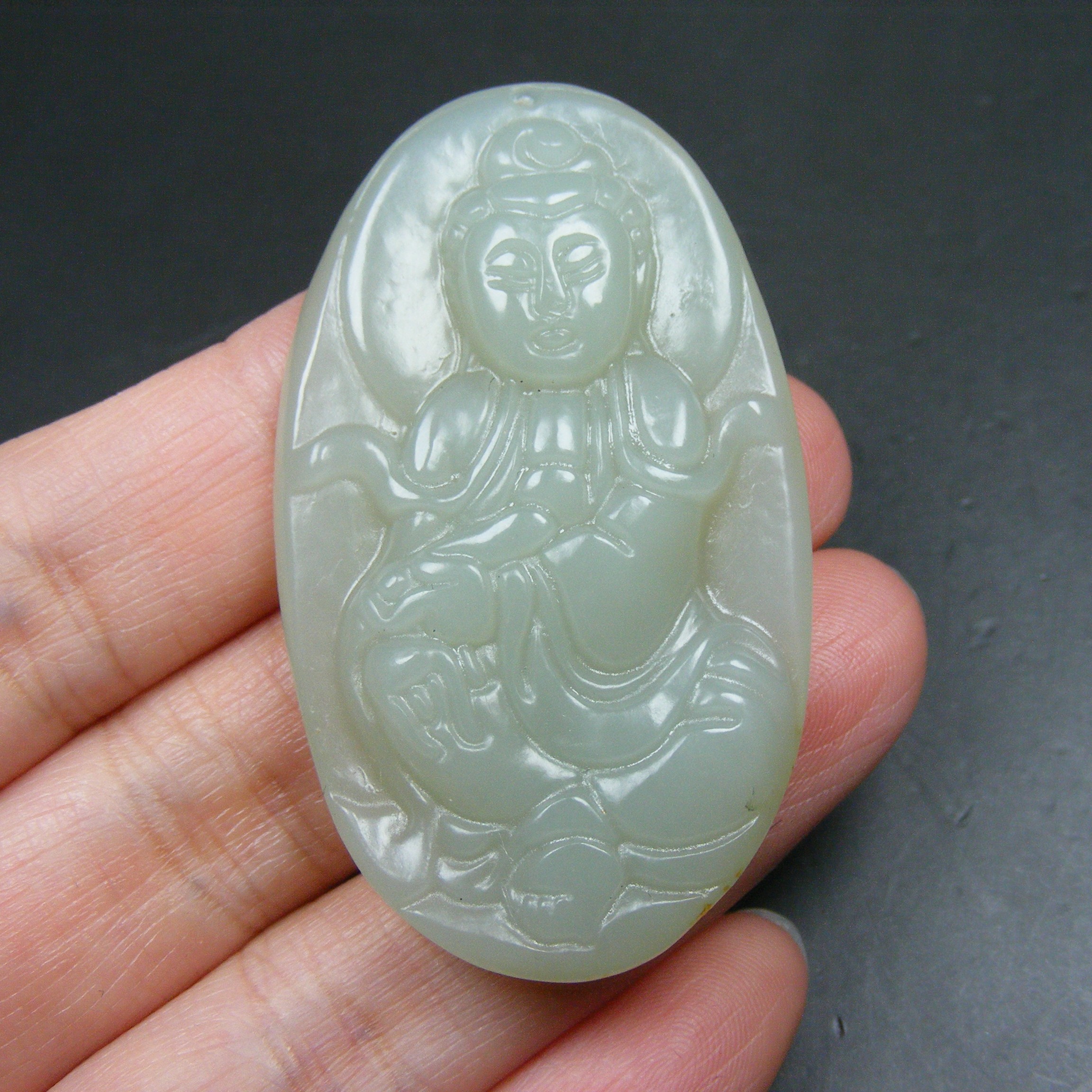 几十年的和田玉带金皮沁浮雕圆雕观音纹饰大坠佩