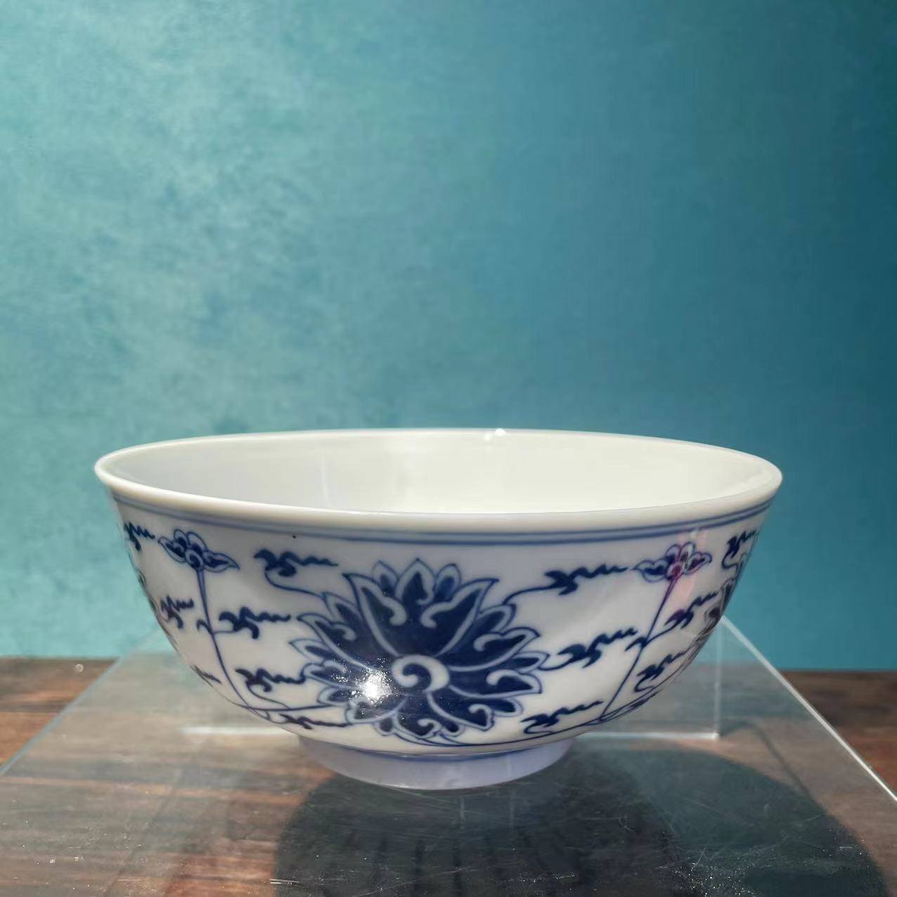 清代 青花缠枝莲赏碗