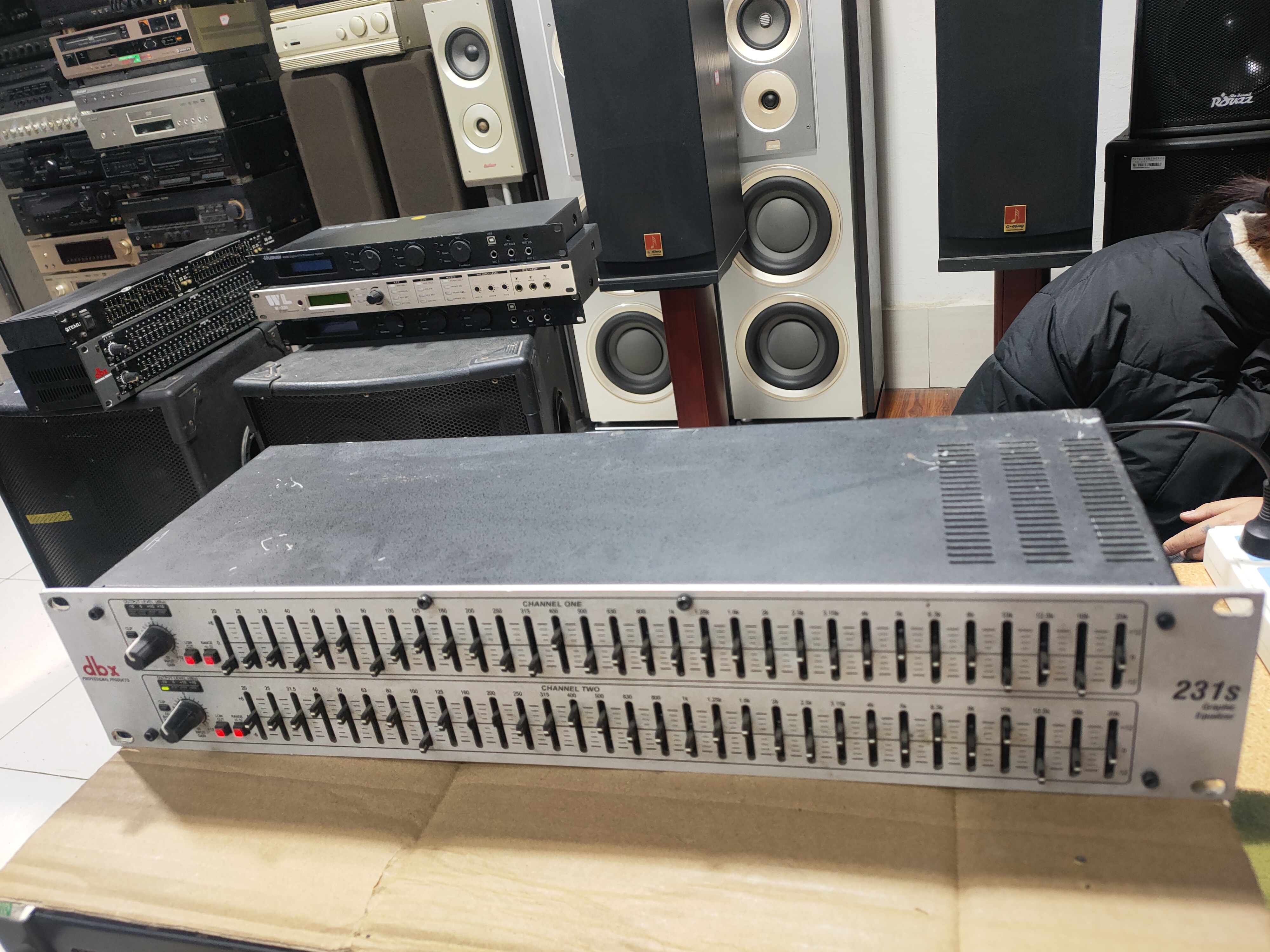 80新  二手    dbx  银色  均衡器（出声）
