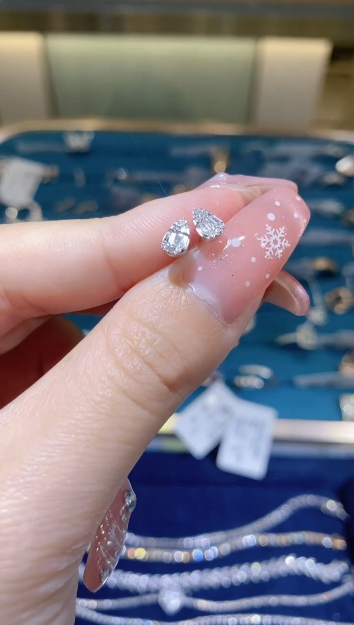 【闪购商品】钻石·18K金镶嵌30分水滴耳钉